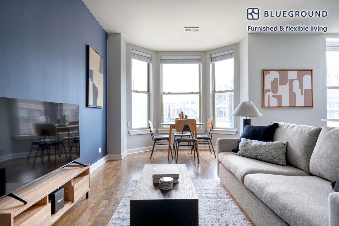 911 W School St, Unit FL1-ID944 in Chicago, IL - Building Photo
