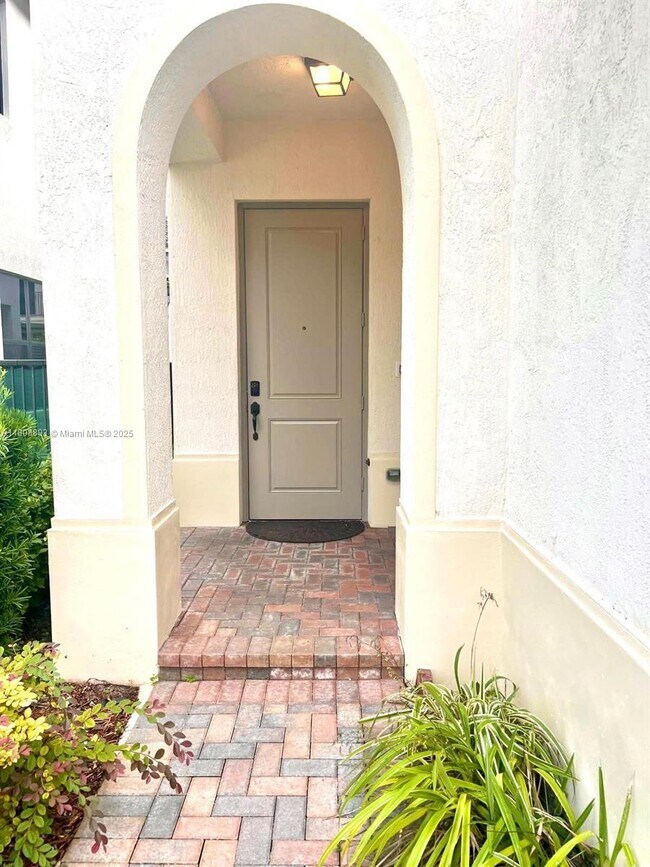 3238 W 97th St in Hialeah, FL - Building Photo - Building Photo