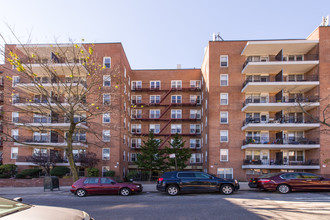 Thornton Place Owners in Forest Hills, NY - Building Photo - Building Photo