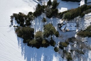 8 Pl. d'Artois in Estérel, QC - Building Photo