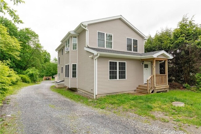 80 W Dorsey Ln in Hyde Park, NY - Building Photo - Building Photo