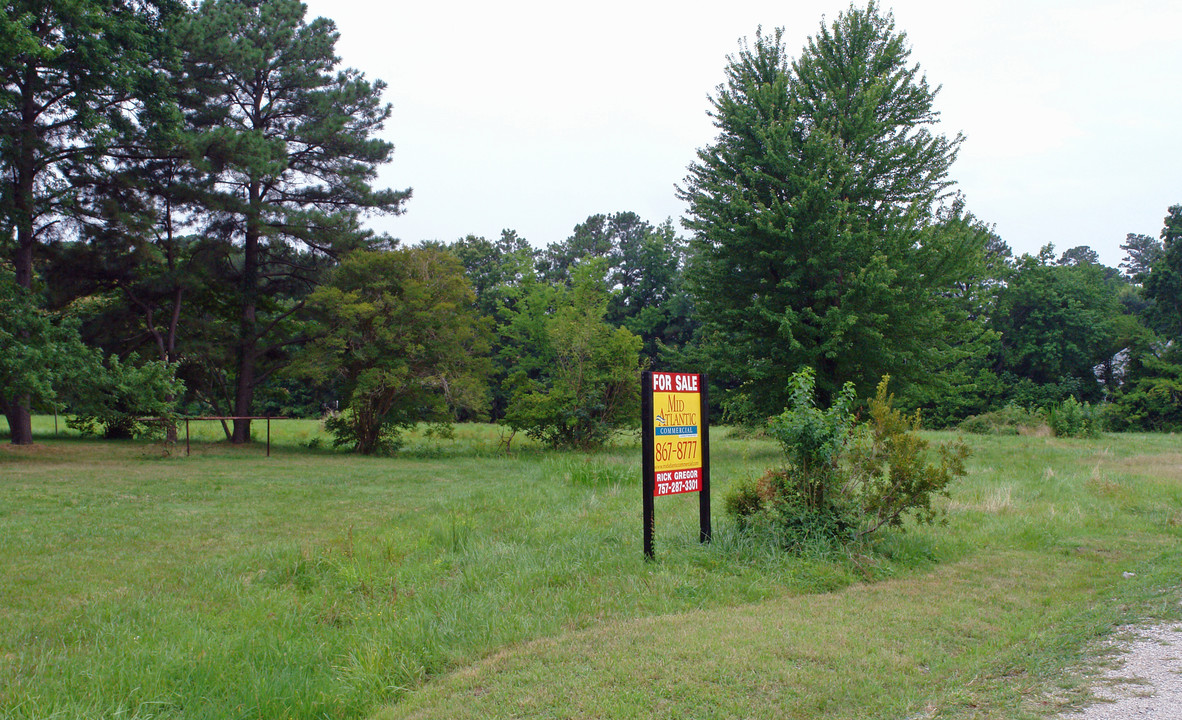 70-83 Franktown Rd in Hampton, VA - Foto de edificio