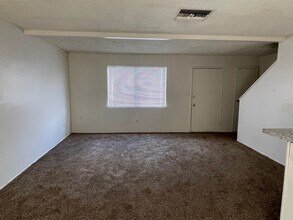 900 Valhalla Dr in Bakersfield, CA - Building Photo - Building Photo