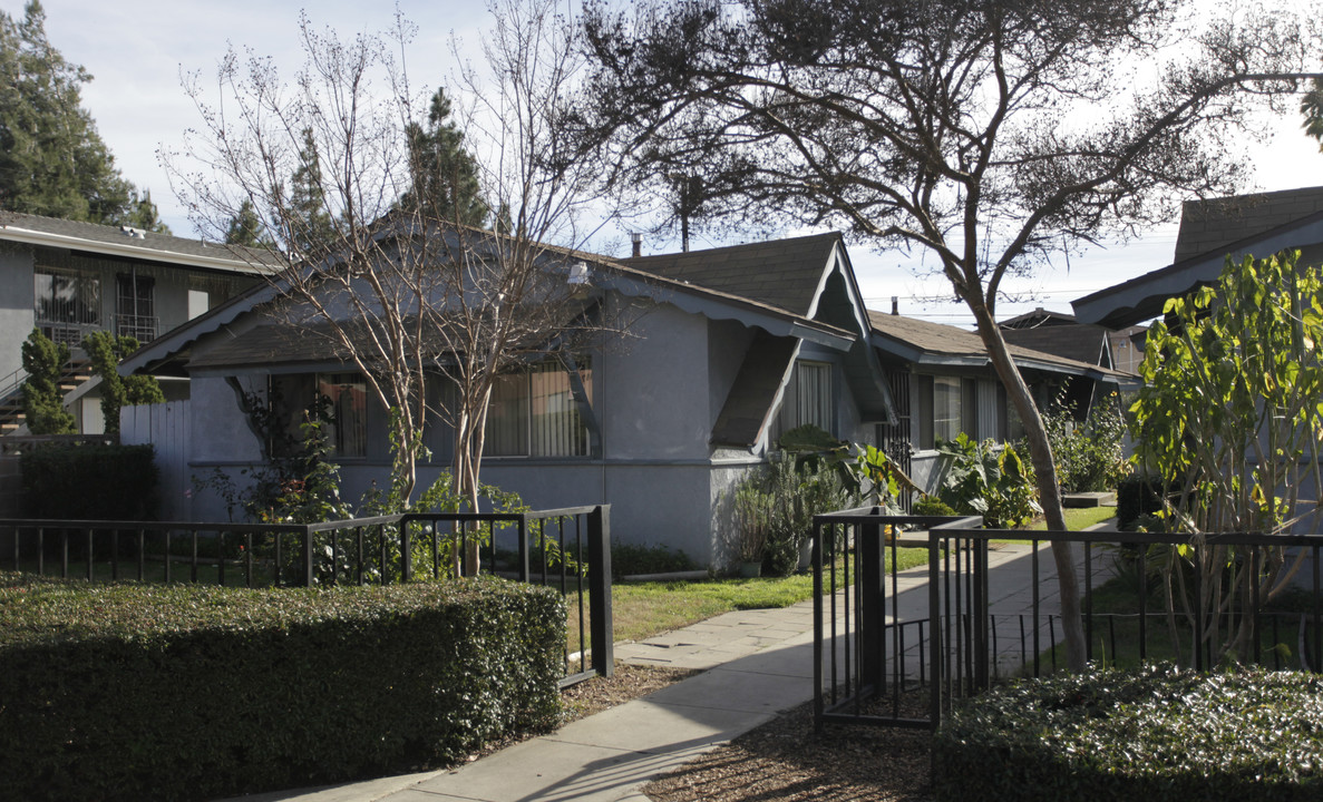 4855 Canoga St in Montclair, CA - Building Photo