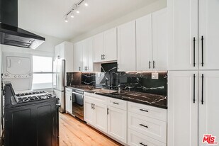 151 N Swall Dr in Beverly Hills, CA - Building Photo