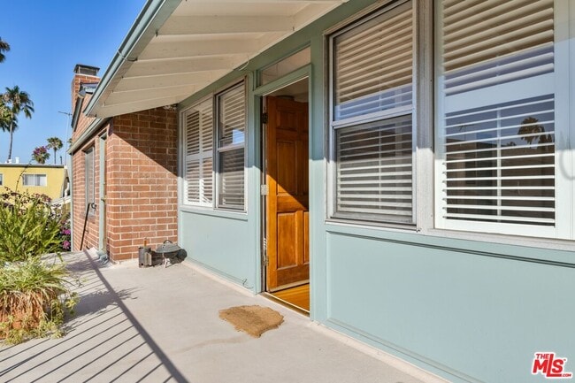 2033 Cloverfield Blvd in Santa Monica, CA - Building Photo - Building Photo