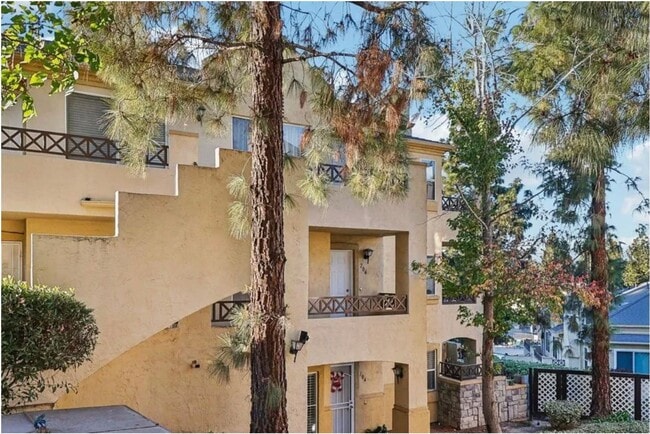 property at 2039 Lakeridge Cir