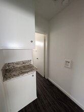 12716 Venice Blvd., Unit 5 in Los Angeles, CA - Foto de edificio - Building Photo