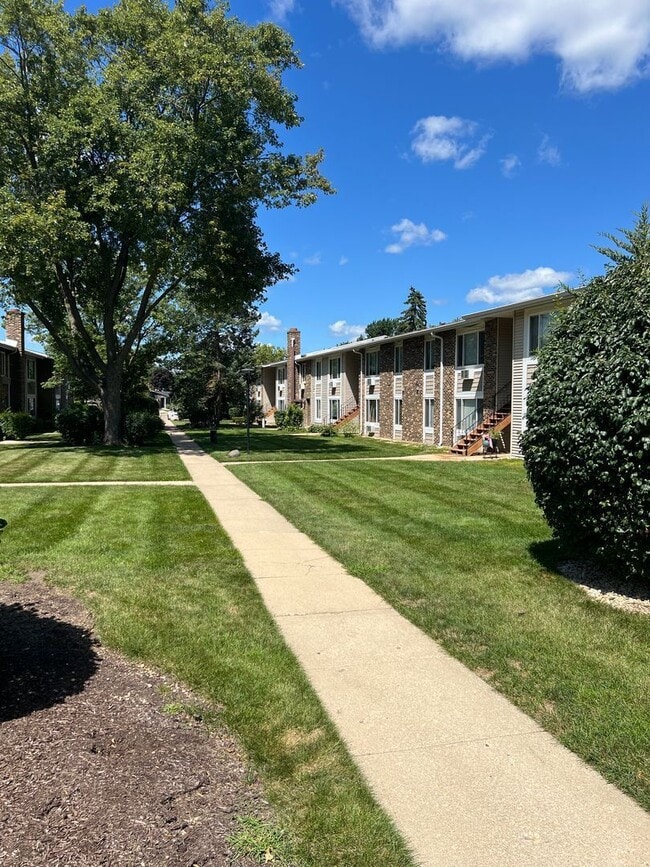 1300 Light Road in Oswego, IL - Foto de edificio - Building Photo