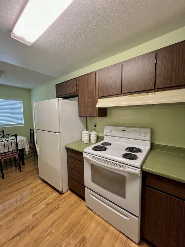 1339 N Columbus Ave, Unit 210 in Glendale, CA - Building Photo - Building Photo