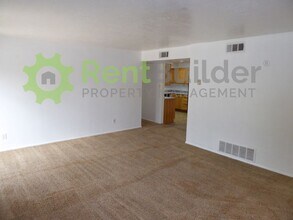 4612 Overland St NE in Albuquerque, NM - Foto de edificio - Building Photo