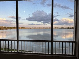 2811 N Oakland Forest Dr, Unit 205 in Oakland Park, FL - Building Photo