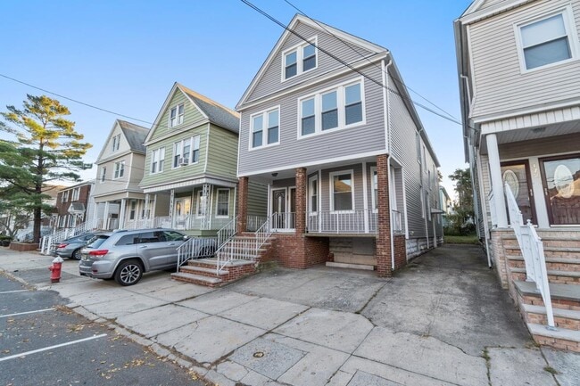 170 W 10th St in Bayonne, NJ - Building Photo - Building Photo