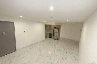 95-04 Allendale St in Queens, NY - Building Photo - Building Photo