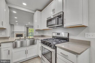 5980 Kimberly Anne Way in Alexandria, VA - Foto de edificio - Building Photo