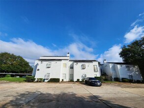 9809 Richmond Ave. in Houston, TX - Foto de edificio - Building Photo