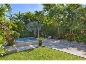 745 Lakeview Dr in Miami Beach, FL - Building Photo - Building Photo