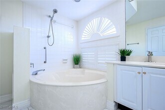 595 Beachwalk Cir in Naples, FL - Building Photo - Building Photo