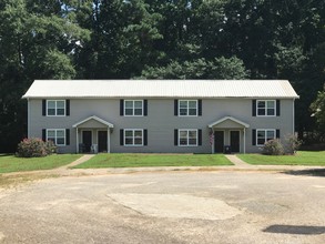 Oakwood Village in Oakwood, GA - Foto de edificio - Building Photo