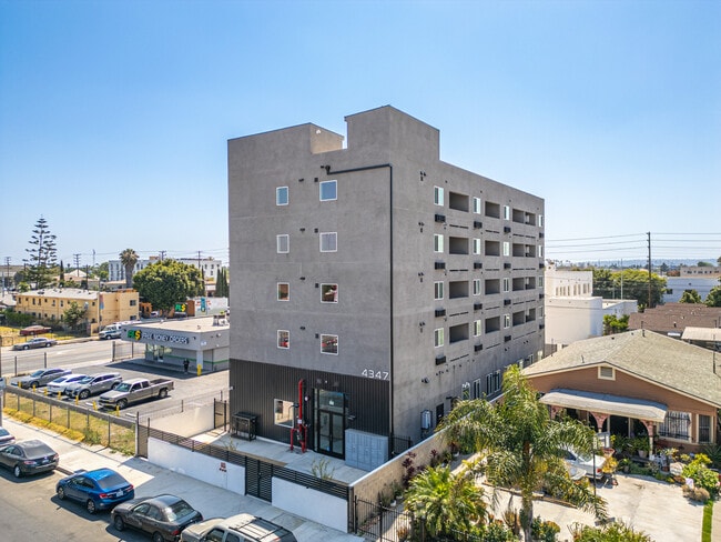 4347 Woodlawn Ave, Unit 205