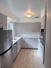 1411 SW Dewitt St in Portland, OR - Building Photo - Building Photo
