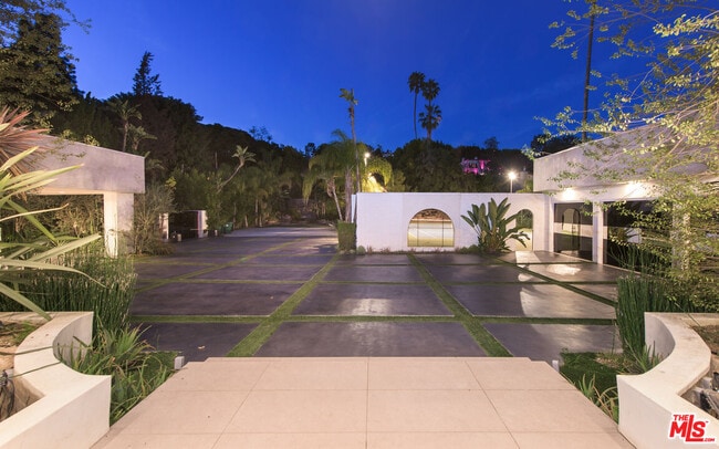 900 N Hillcrest Rd in Beverly Hills, CA - Building Photo - Building Photo