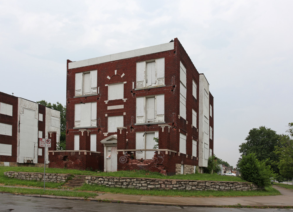 1320-1322 E 27th St in Kansas City, MO - Foto de edificio