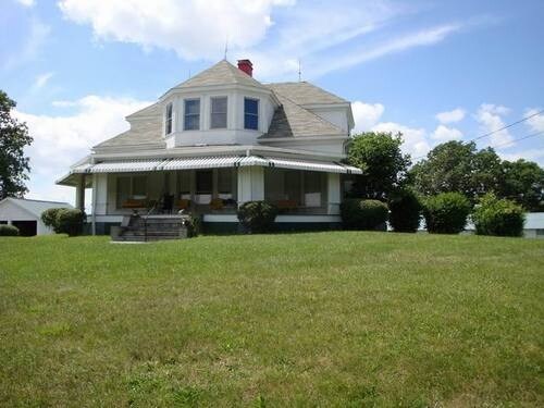 Route 210 S in Lewisburg, WV - Building Photo