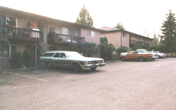 Hall Woods Apartments in Portland, OR - Building Photo - Building Photo