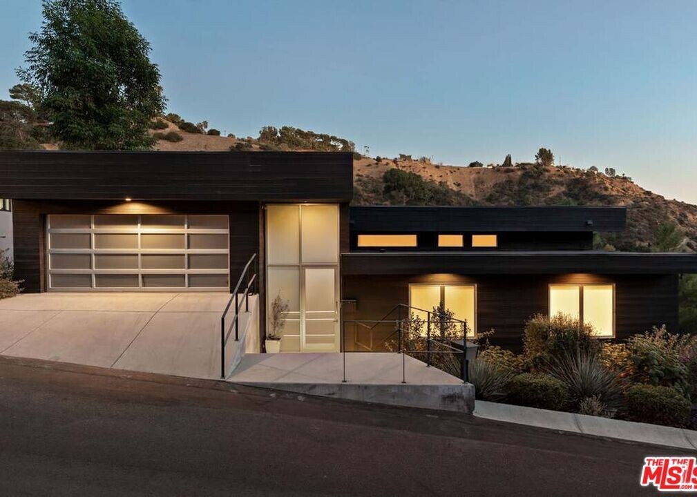 2500 Zorada Dr in Los Angeles, CA - Building Photo