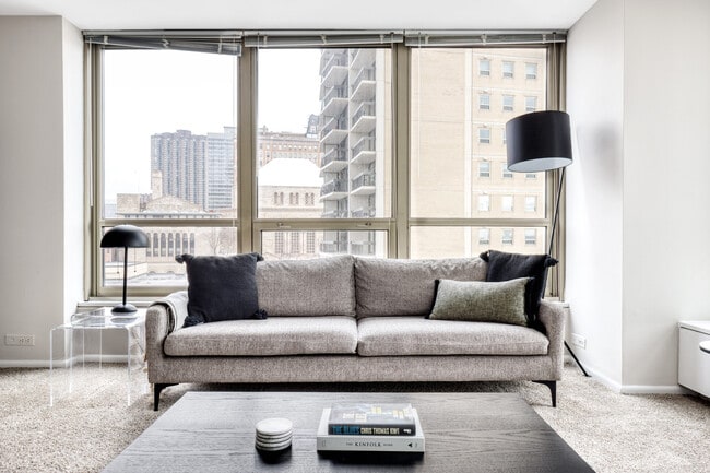 3450 N Lake Shore Dr in Chicago, IL - Building Photo - Building Photo