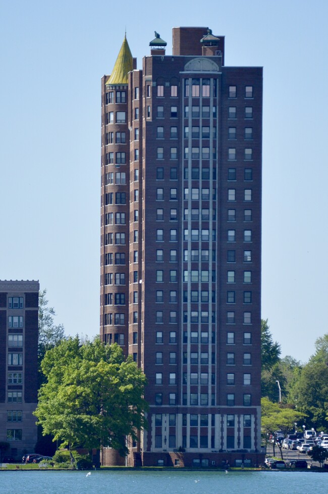 Detroit Towers in Detroit, MI - Foto de edificio - Building Photo