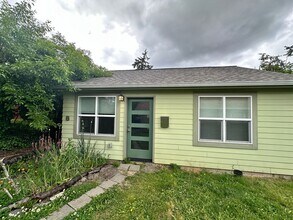 9415 N Fairhaven Ave, Unit B in Portland, OR - Building Photo - Building Photo