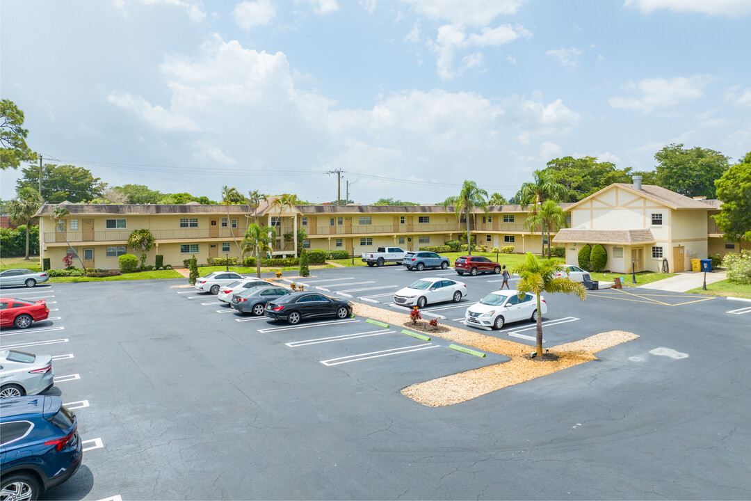 Lakeview Greens in Delray Beach, FL - Foto de edificio