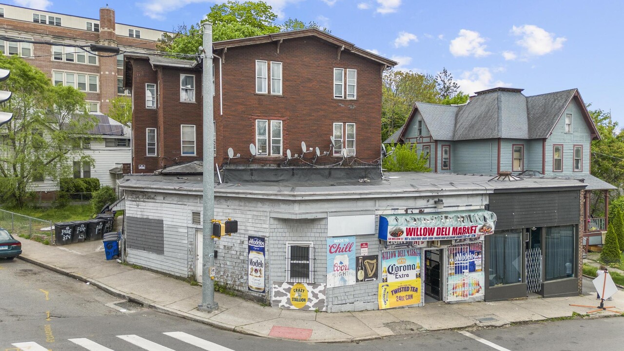 68 Willow St in Waterbury, CT - Building Photo