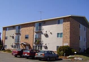 Greenbriar Apartments in St. Cloud, MN - Foto de edificio - Building Photo