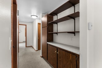 910 E Cedar Ave, Unit Ground Level in Manitowoc, WI - Building Photo - Building Photo