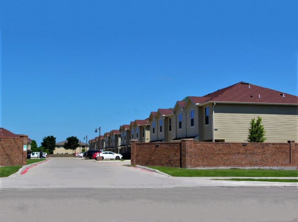 10001 Panther Way in Woodway, TX - Building Photo