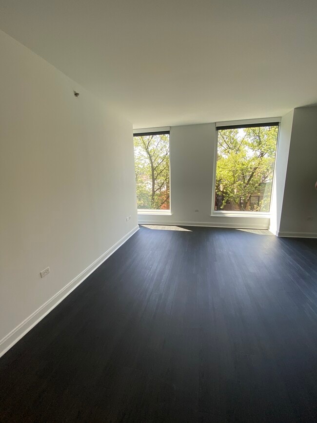 2470 N Lincoln Ave, Unit 521 in Chicago, IL - Building Photo - Building Photo