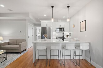 174 W 7th St, Unit 2 in Boston, MA - Foto de edificio - Building Photo