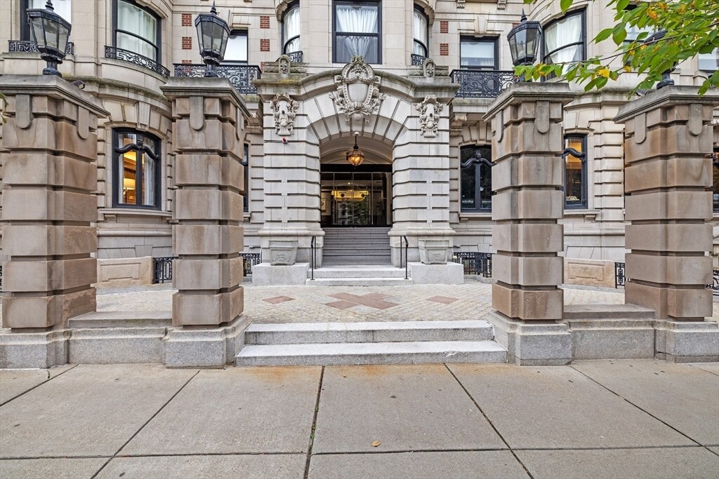 390 Commonwealth Ave in Boston, MA - Building Photo