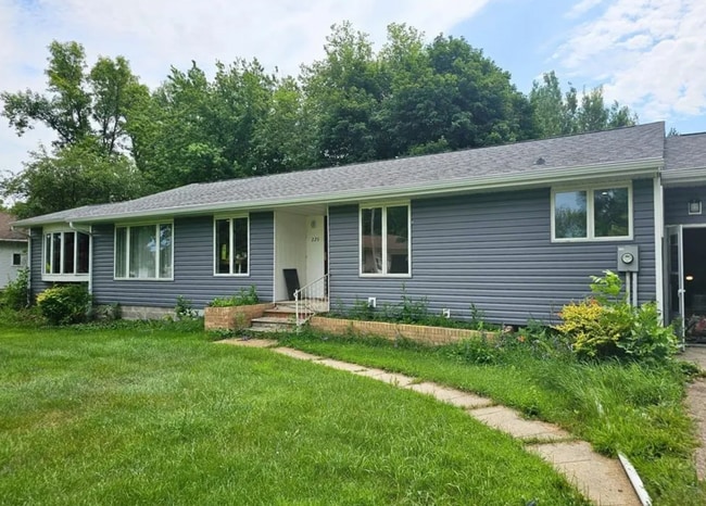 229 E Oak Ave in Olivia, MN - Building Photo - Building Photo