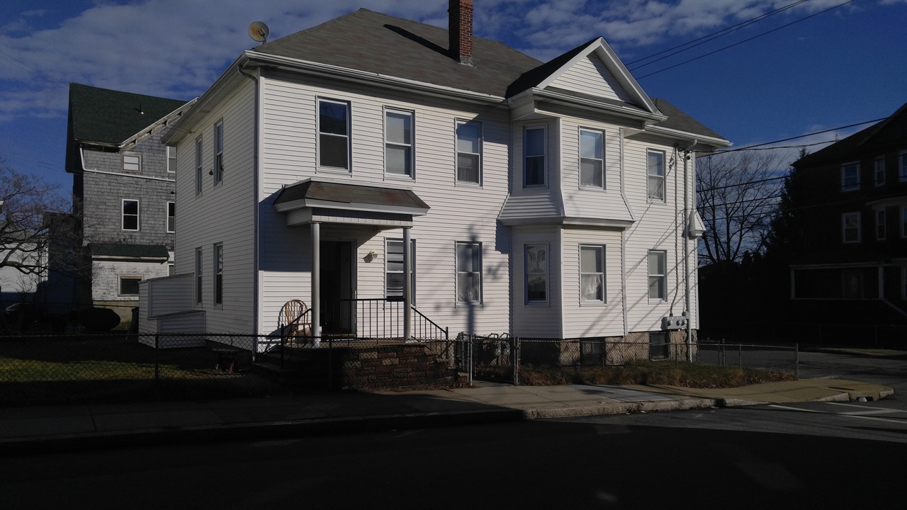 582 Cambridge St in Fall River, MA - Foto de edificio