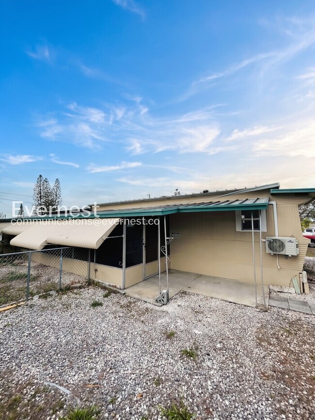 2133 Melody Dr in Holiday, FL - Building Photo - Building Photo