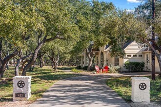 403 Stirrup Dr in Dripping Springs, TX - Foto de edificio - Building Photo