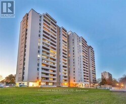 2550 Pharmacy Ave in Toronto, ON - Building Photo