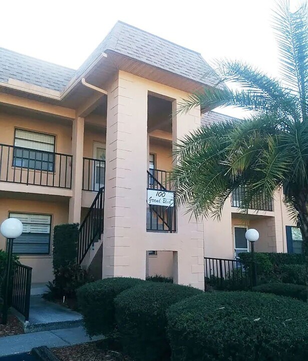 100 Grand Blvd in Tarpon Springs, FL - Building Photo