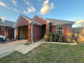 507 Maple St in Aubrey, TX - Building Photo