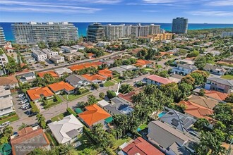 9048 Abbott Ave in Surfside, FL - Foto de edificio - Building Photo