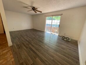 100 SW Ruckel St in Cascade Locks, OR - Foto de edificio - Building Photo